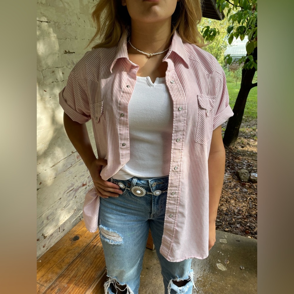 Pink and white pearl snap short sleeve western shirt. Women’s size L/XL